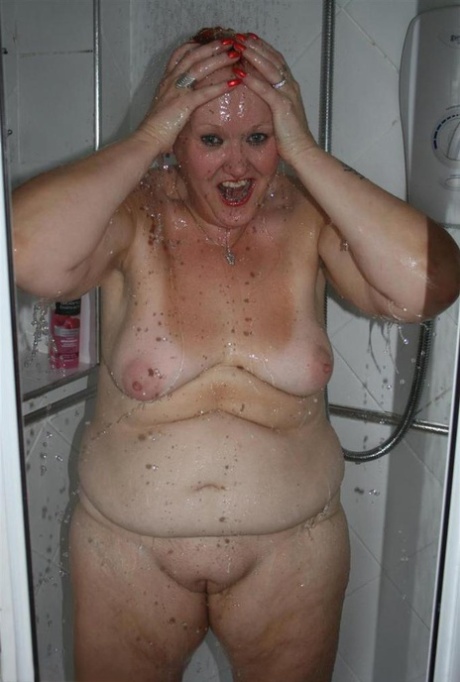 Mature redhead Valgasmic Exposed gets caught totally naked while in the shower 95358684