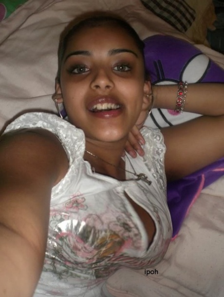 Indian solo girl pops out her big tits during a set of candid scenes from home 13834500
