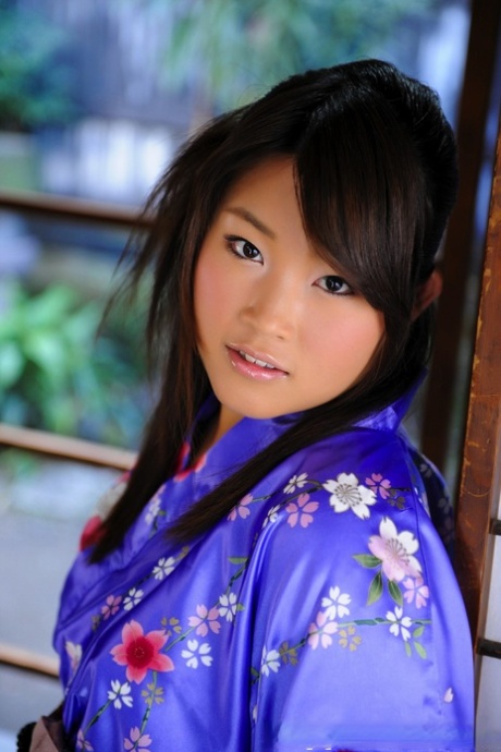Japanese solo girl hikes up her kimono to expose her vagina 31779348