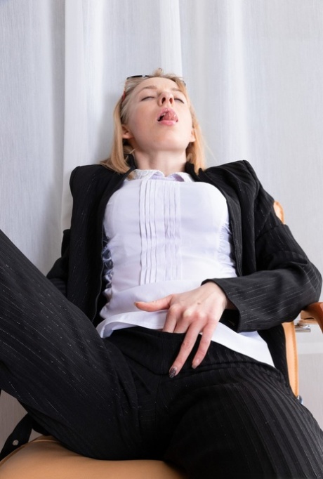 Blonde businesswoman Natinella fingers her trimmed muff after disrobing 41220245