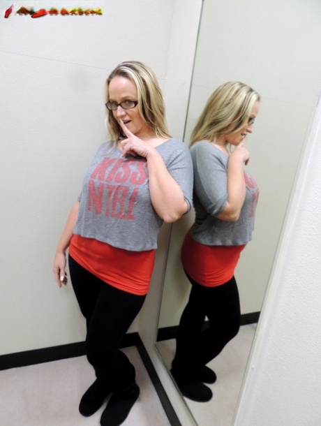 Thick amateur Dee Siren bares her big butt in a dressing room afore a mirror 58597831