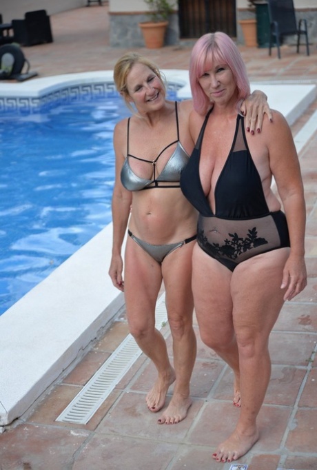 Hot Lesbian Pool - Lesbian Pool Nude Pics & Blonde Porn Photos - HotBlondePussy.com