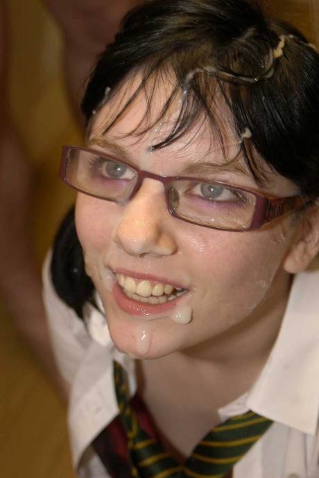 Brunette chick Jessica Lo gets cum on glasses during a bukkake party 41627346