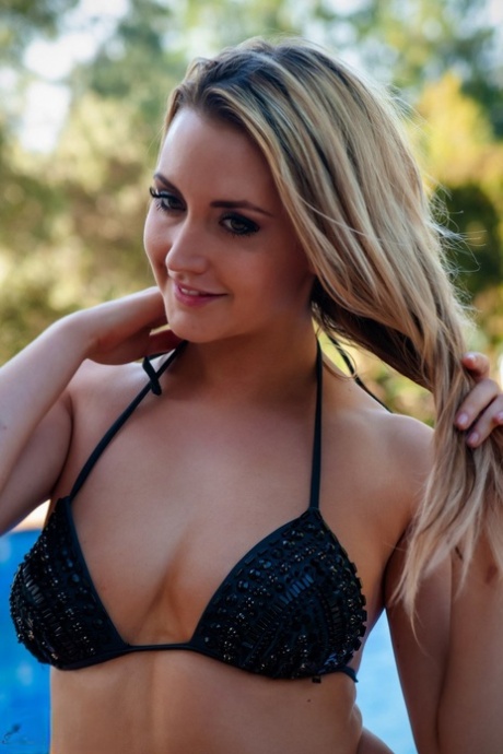 UK amateur Cat Oconnell plays with her nice tits after removing a bikini 94338000