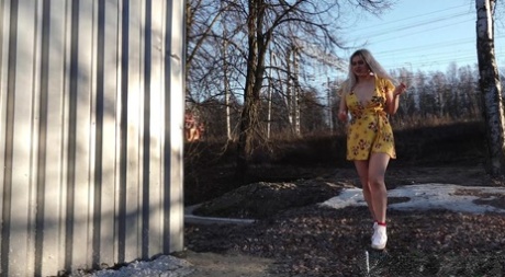 Blonde girl Masha gets caught taking a piss up against a shed 70515292