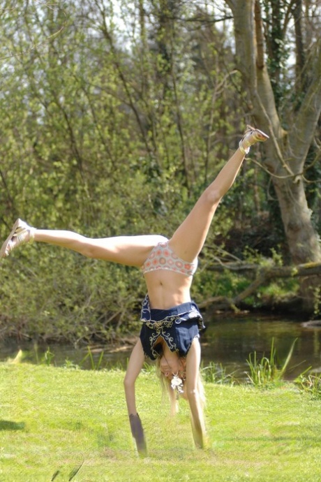 British amateur Hayley Marie Coppin exposes herself in a public park 31295144