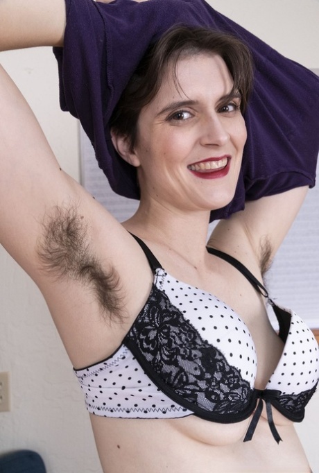 Amateur chick Sosha Belle reveals her hairy underarms and bush while disrobing 47339990