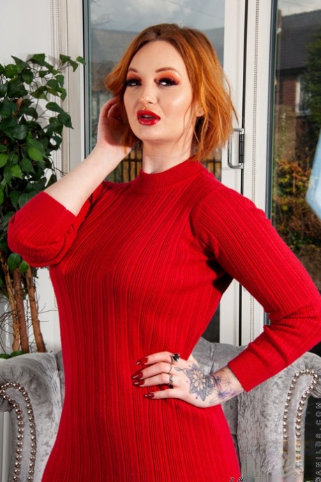 Busty redhead Zara Durose toys her trimmed pussy in sexy nylons 74588539