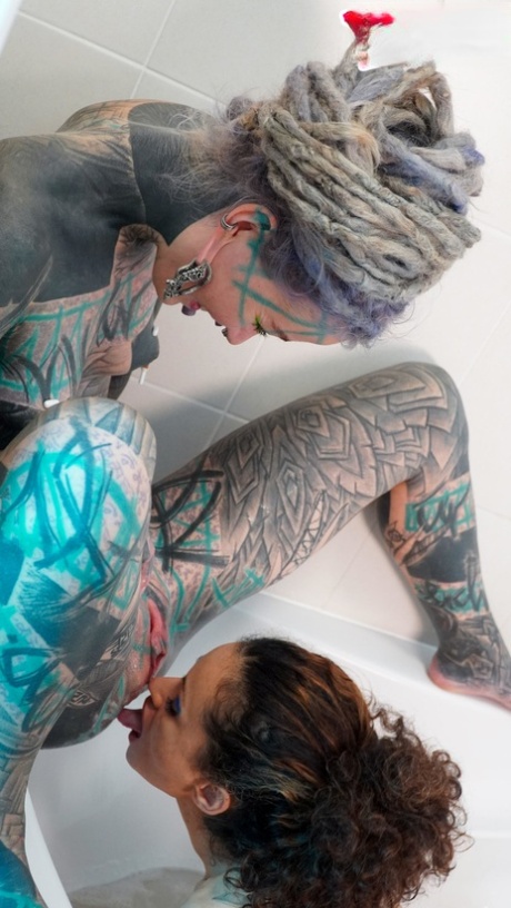 Alt girls Anuskatzz and Stacy Bloom fists pussies during lesbian sex in a tub 67684105