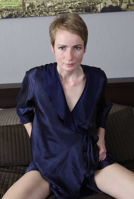 Short haired mature lady Sweet Nensy delves fingers into her wide open snatch 38733745